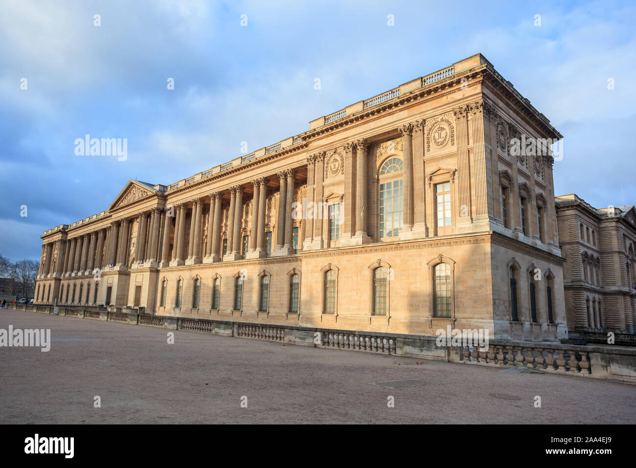 Der Louvre ist der weltweit größte Art Museum und ein historisches