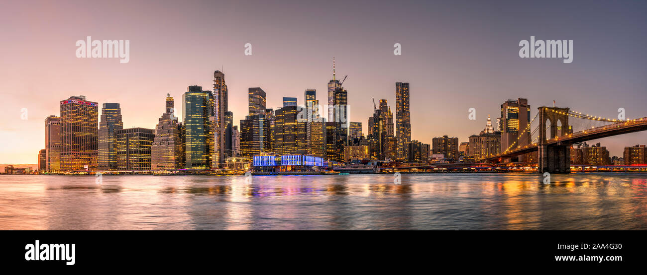 Lower Manhattan Skyline und den East River bei Dämmerung, Manhattan, New York, USA Stockfoto