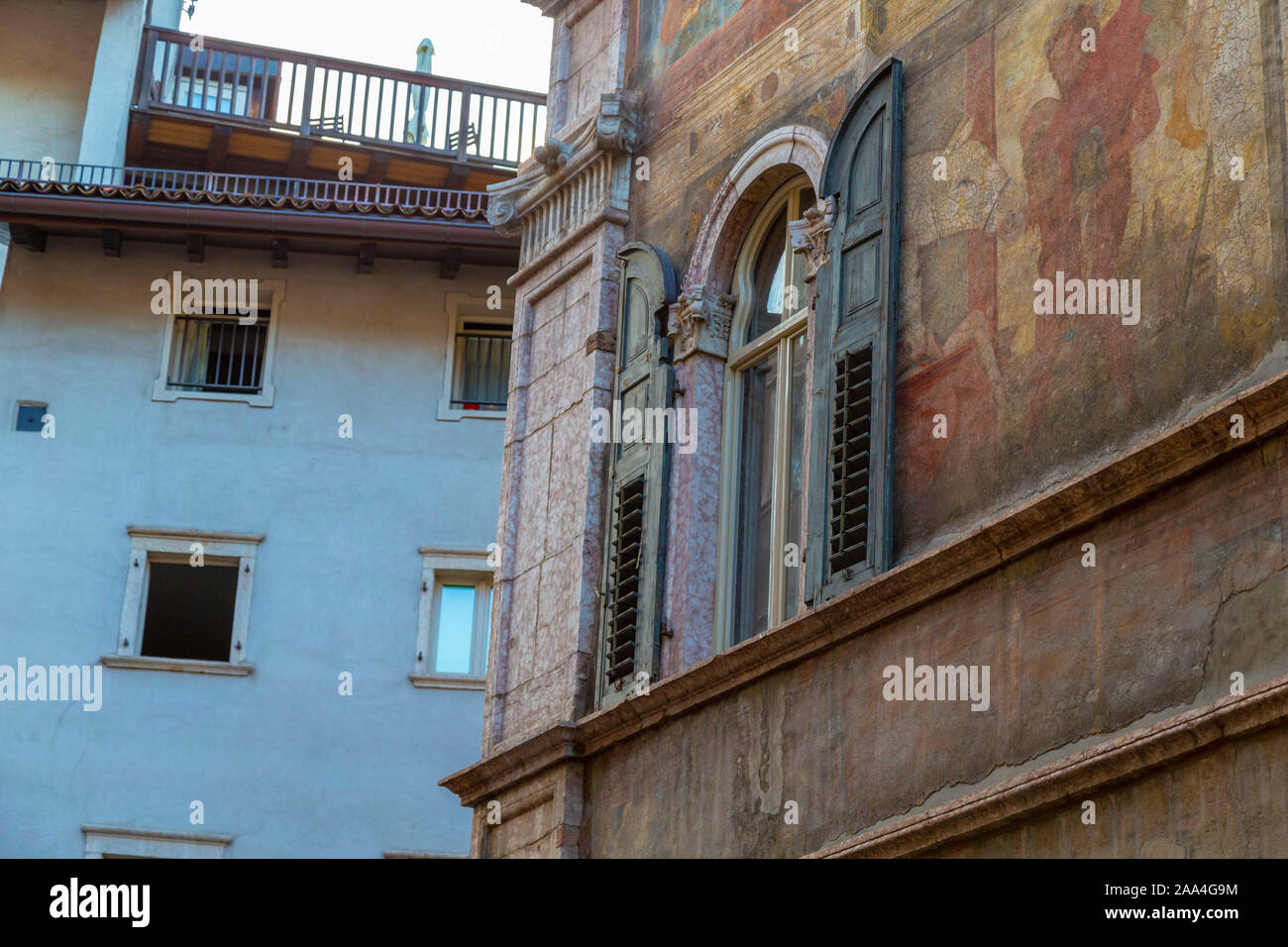 Frisch gestrichen in einem Gebäude im historischen Zentrum der Stadt Trient, Südtirol, Italien, Europa Stockfoto