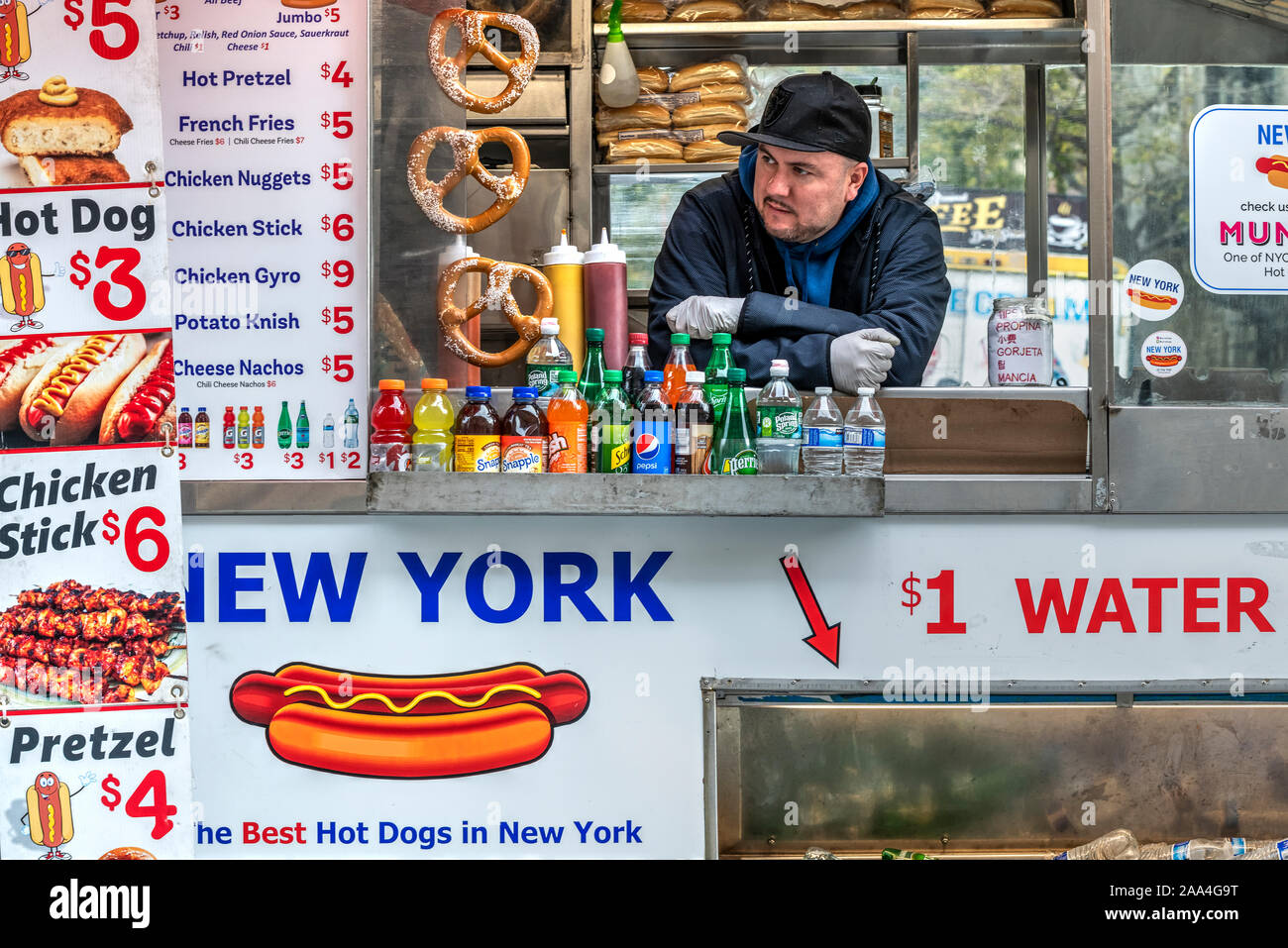 Essen Kiosk auf der Fifth Avenue, Manhattan, New York, USA Stockfoto