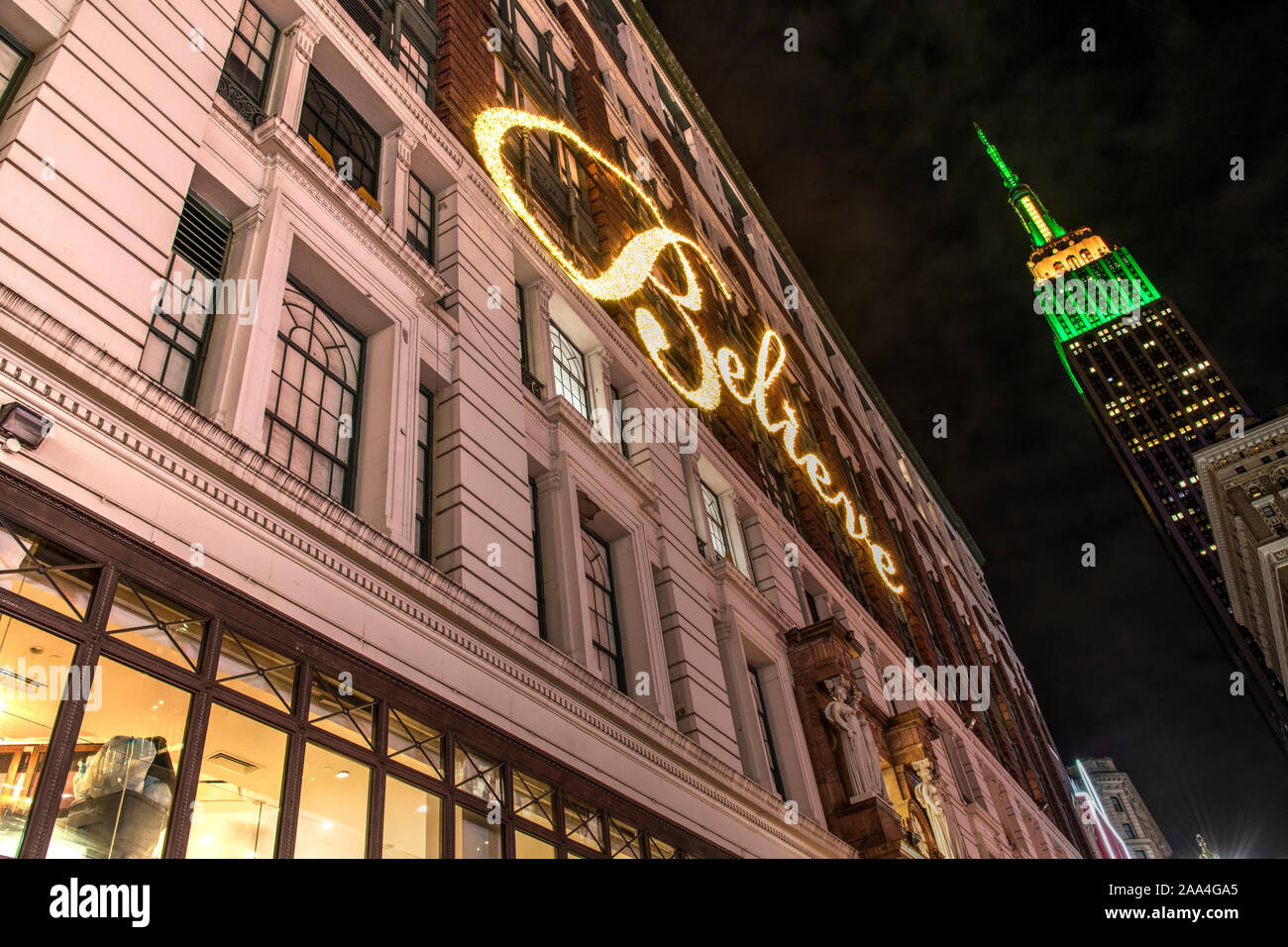 Macy's Kaufhaus mit Glauben Leuchtreklame auf die Fassade des Gebäudes, Herald Square, Manhattan, New York, USA Stockfoto