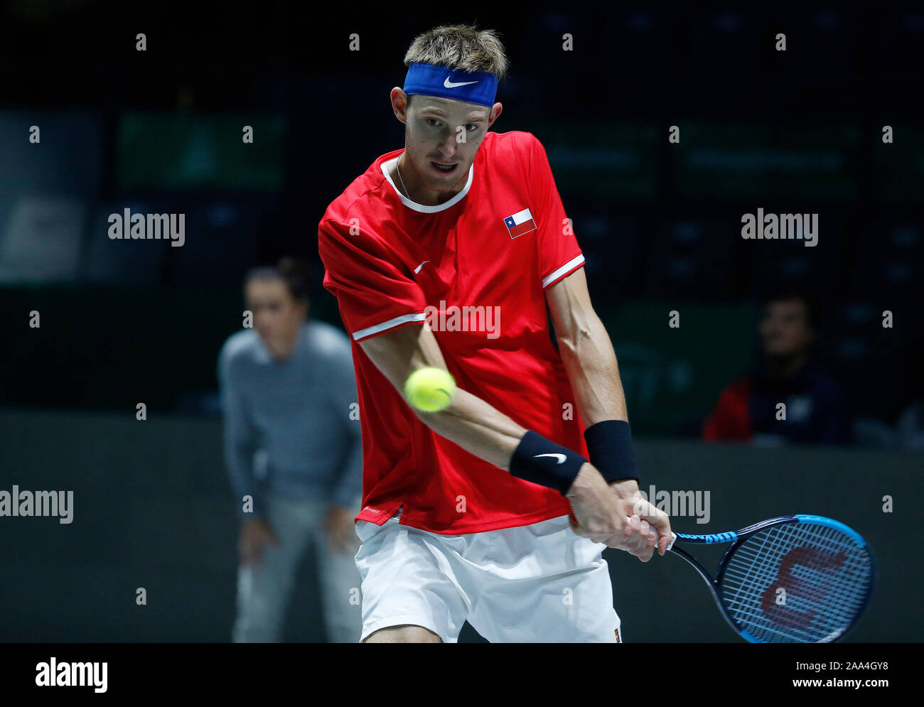 Nicolas Jarry von Chile in Aktion während der singles Match gegen Guido Pella von Argentinien an Tag 2 des 2019 Davis Cup im La Caja Magica. Pella gewinnt 2-0 Stockfoto