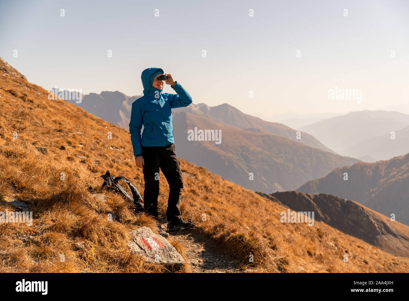 Wanderer in die Berge Blick durch ein Fernglas, Bad Gastein, Salzburg, Österreich Stockfoto