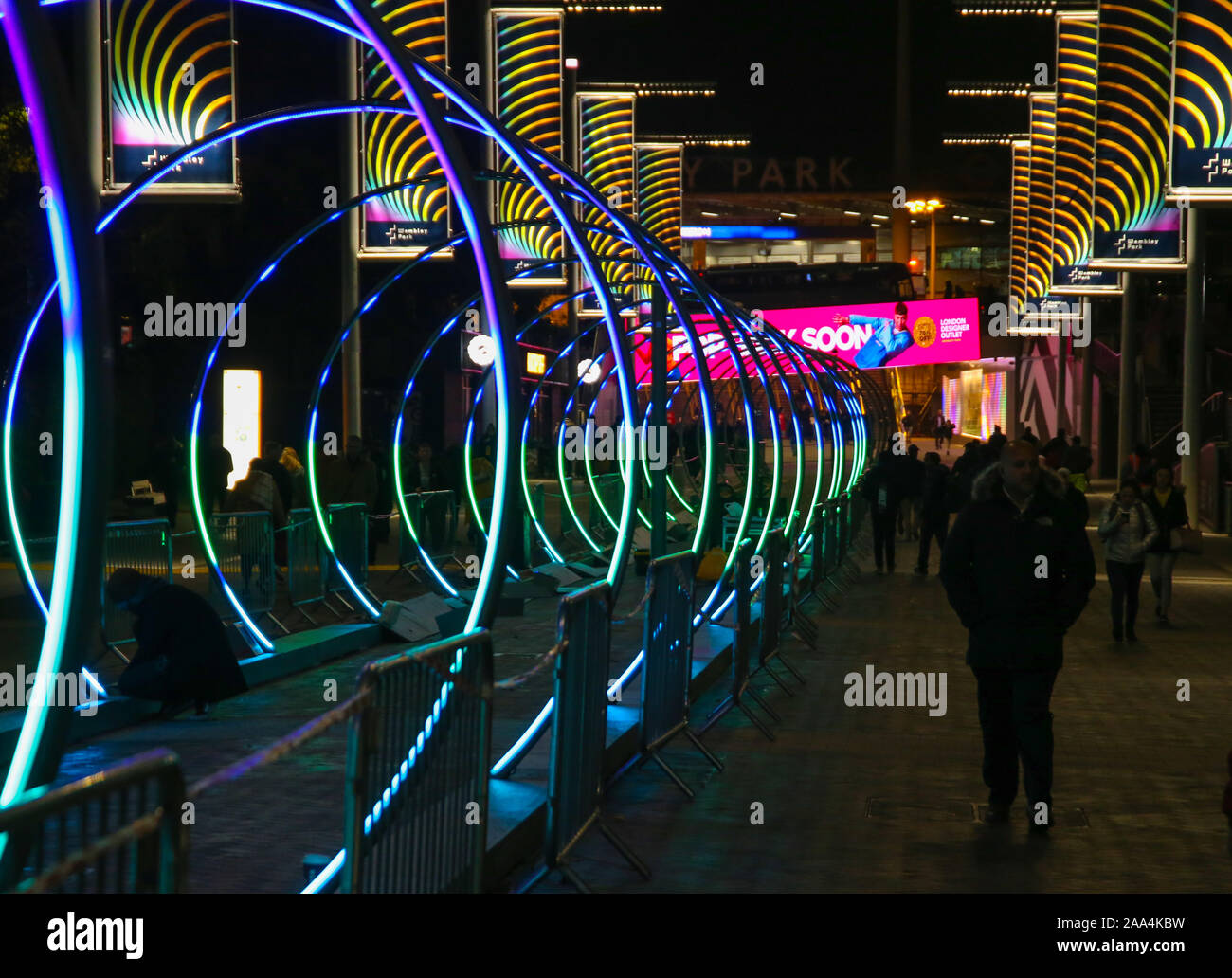 London, Großbritannien, 19. November 2019 Wembley Park startet brandneue kostenlose Winterfest licht Festival am Mittwoch, den 20. November 2019, die Nachbarschaft in einer immersiven winter Spielplatz umgewandelt, durch eine Spur der speziell angefertigten, Standort reagiert und touring Licht- und Klanginstallationen. Gerade von der Nevada Burning Man, Sonic Landebahn sein europäisches Debüt machen wird, die Umwandlung der Olympischen Weg in eine multi-sensorische Korridor von Musik und Licht. Credit: Paul Quezada-Neiman/Alamy leben Nachrichten Stockfoto