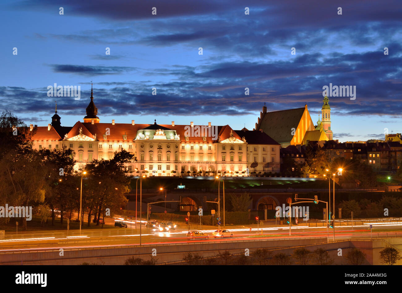 Das königliche Schloß (Zamek Krolewski) und der Altstadt (Stare Miasto) in Warschau, ein UNESCO-Weltkulturerbe, über die Weichsel. Polen Stockfoto