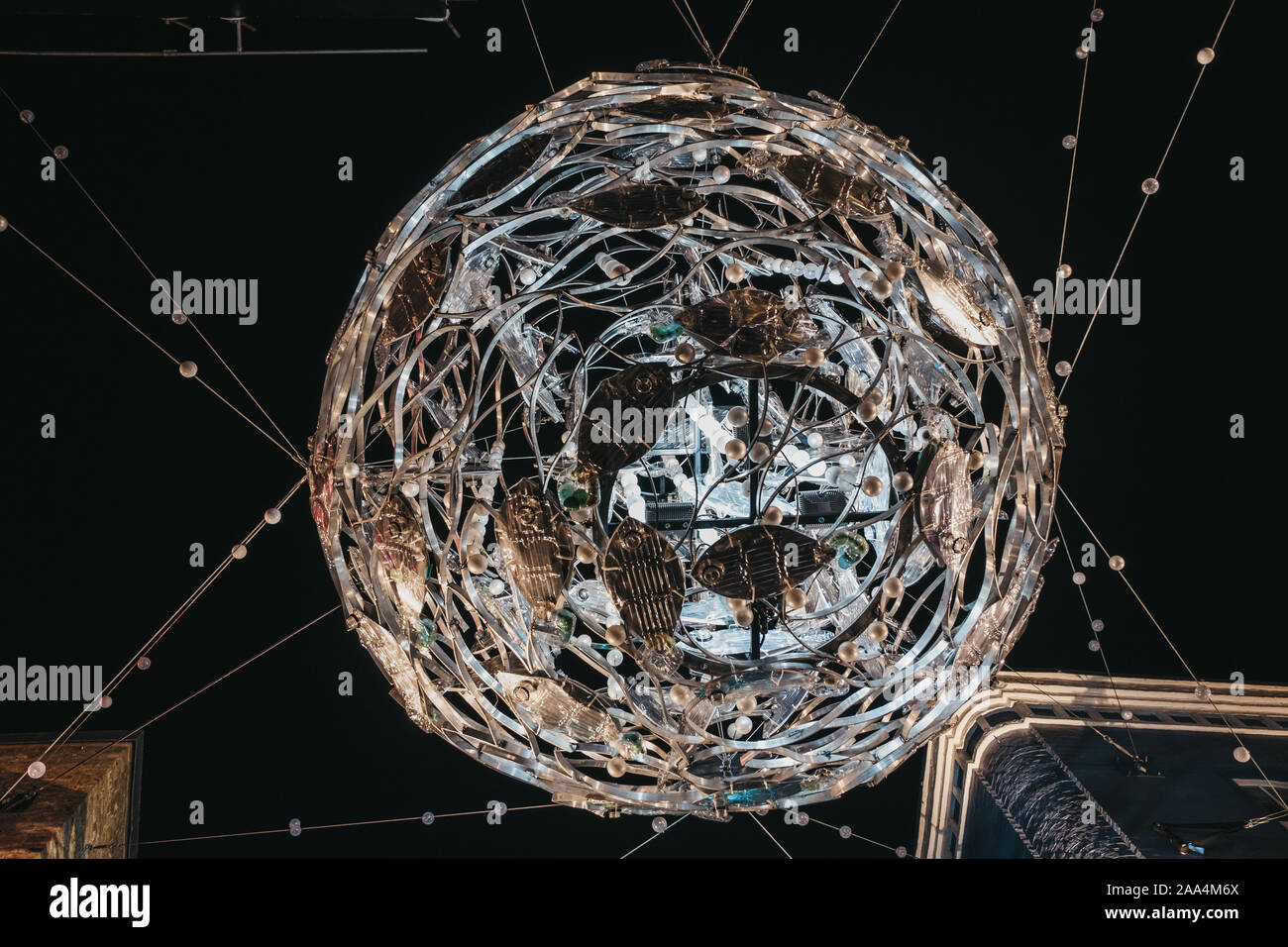 London, Großbritannien, 17. November 2019: Project Zero Nachhaltigkeit themed Weihnachtsbeleuchtung und Dekoration in der Carnaby Street, Fußgängerzone und Einkaufsstraße Stockfoto