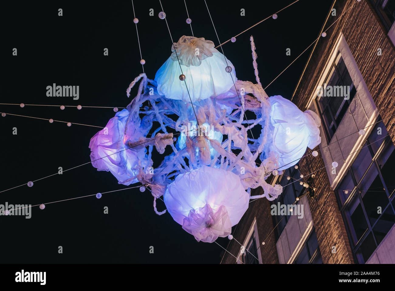 London, Großbritannien, 17. November 2019: Project Zero Nachhaltigkeit themed Weihnachtsbeleuchtung und Quallen Schwarm Dekorationen in der Carnaby Street, Fußgängerzone Stockfoto