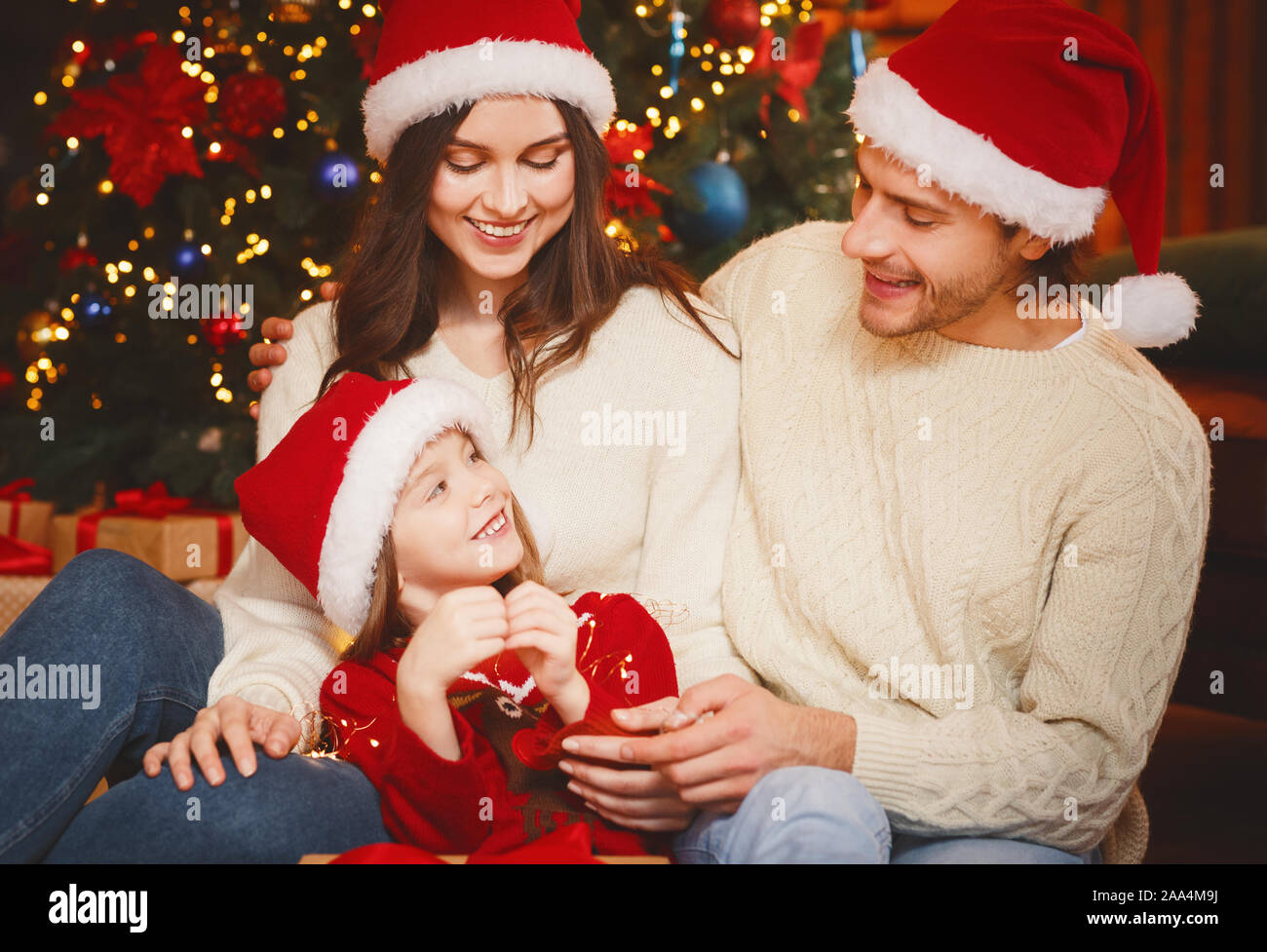 Adorable happy family Bonding am Heiligabend Stockfoto
