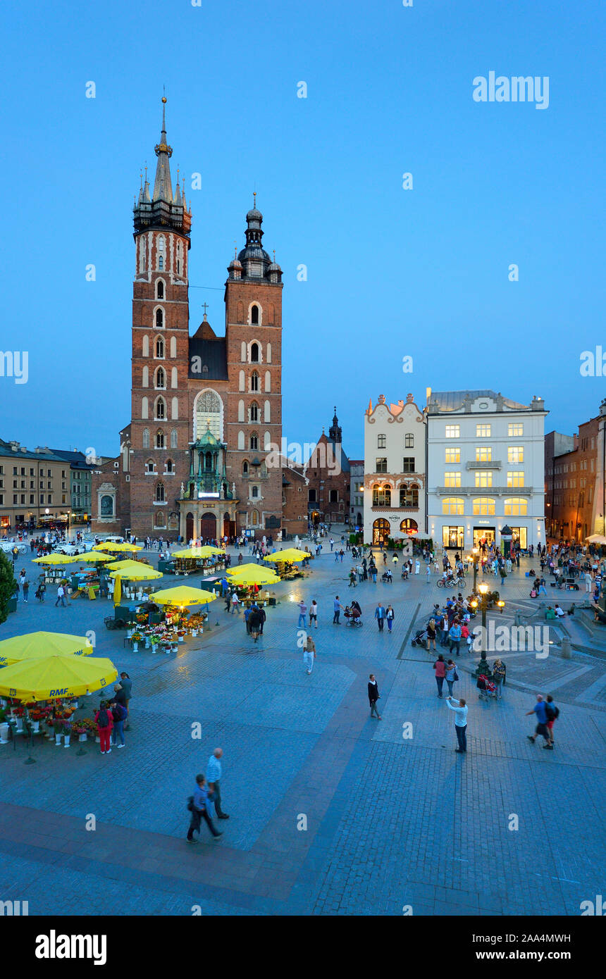 Die Basilika St. Maria am zentralen Marktplatz (Rynek) auf die Altstadt von Krakau. Es ist ein UNESCO Weltkulturerbe. Krakau, Polen Stockfoto