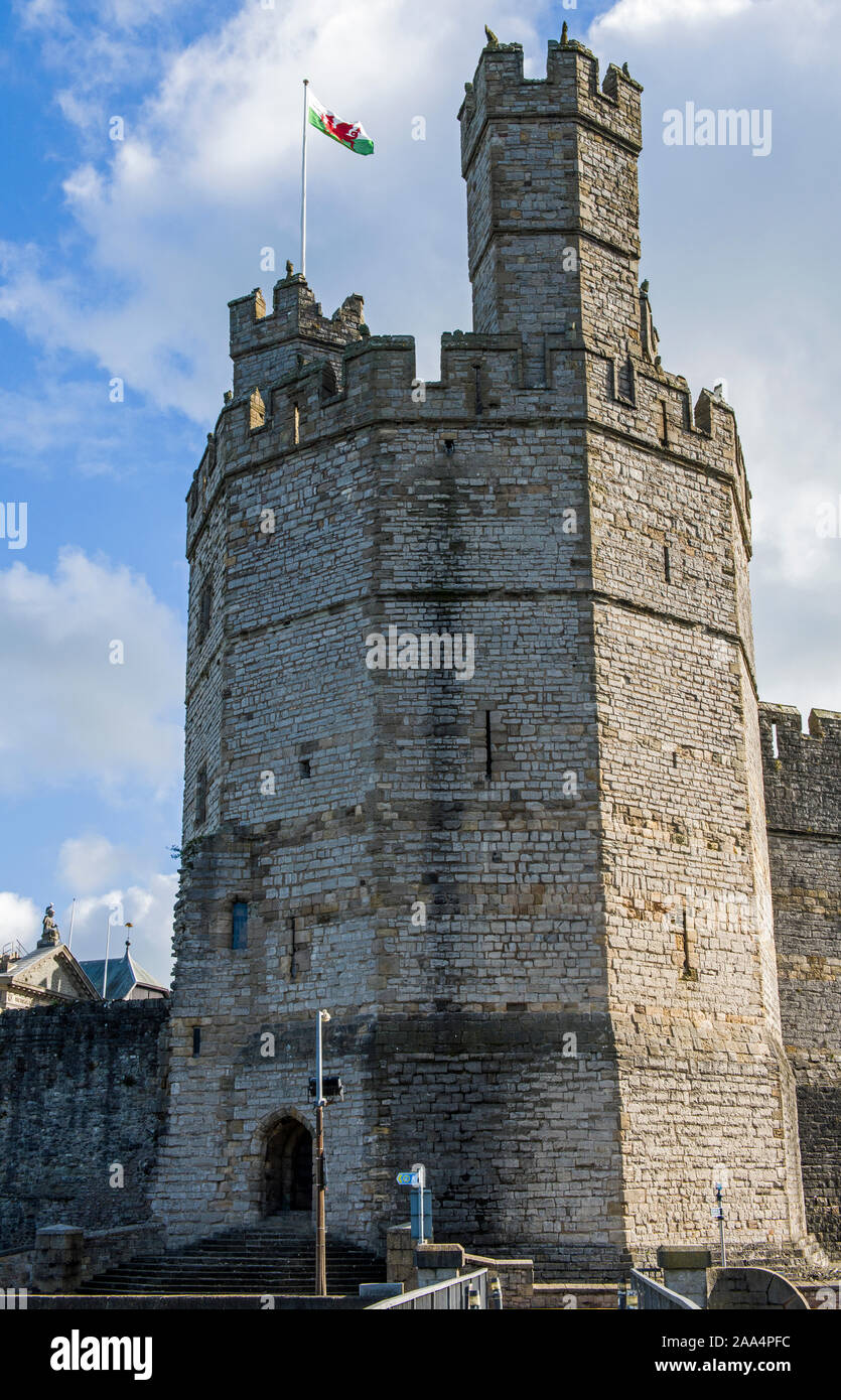 Der Eagle Tower Caernarfon Castle in Caernarfon, einer Küstenstadt in Gwynedd in Nordwales. Die Lage der Investitur des Prinzen von Wales. Stockfoto