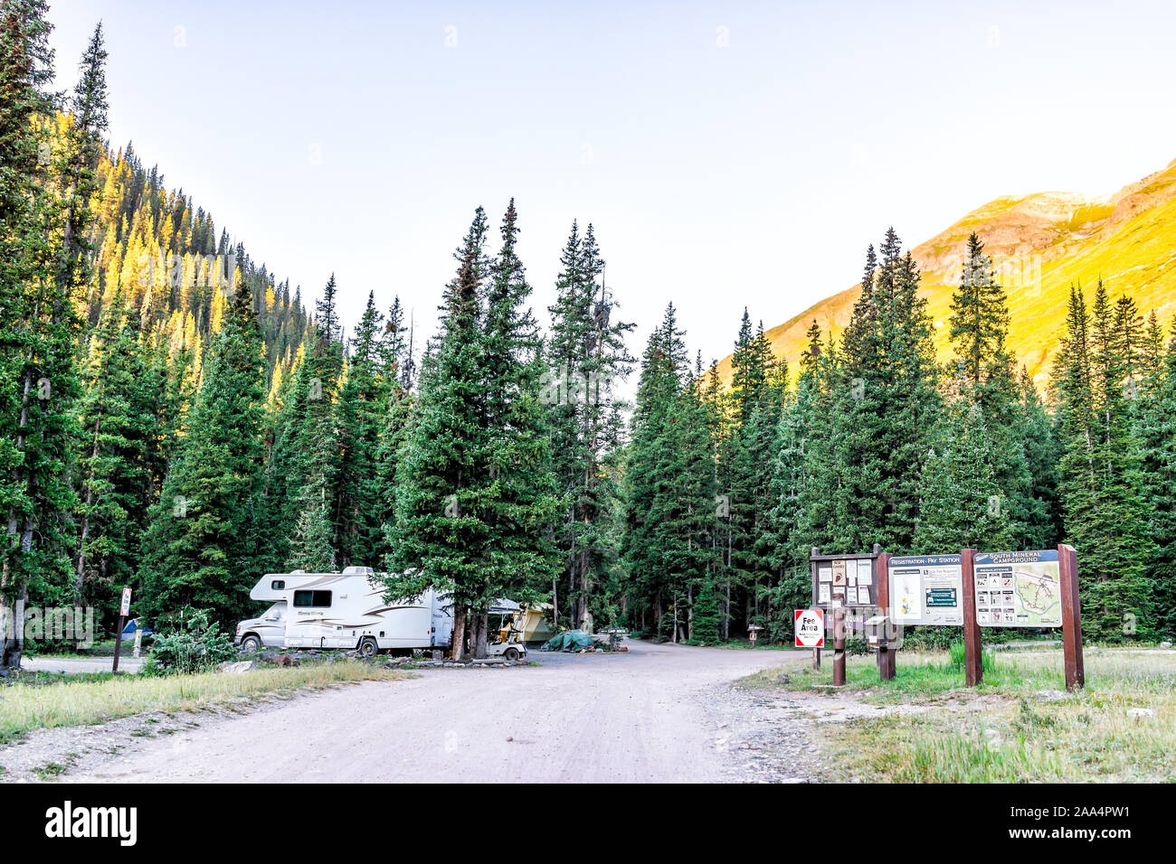 Silverton, USA - 20. August 2019: Ice Lake Trail Campingplatz in Colorado im Sommer morgen von mineralischen Camp mit eingangsschild und sunrise Licht durch rv t Stockfoto