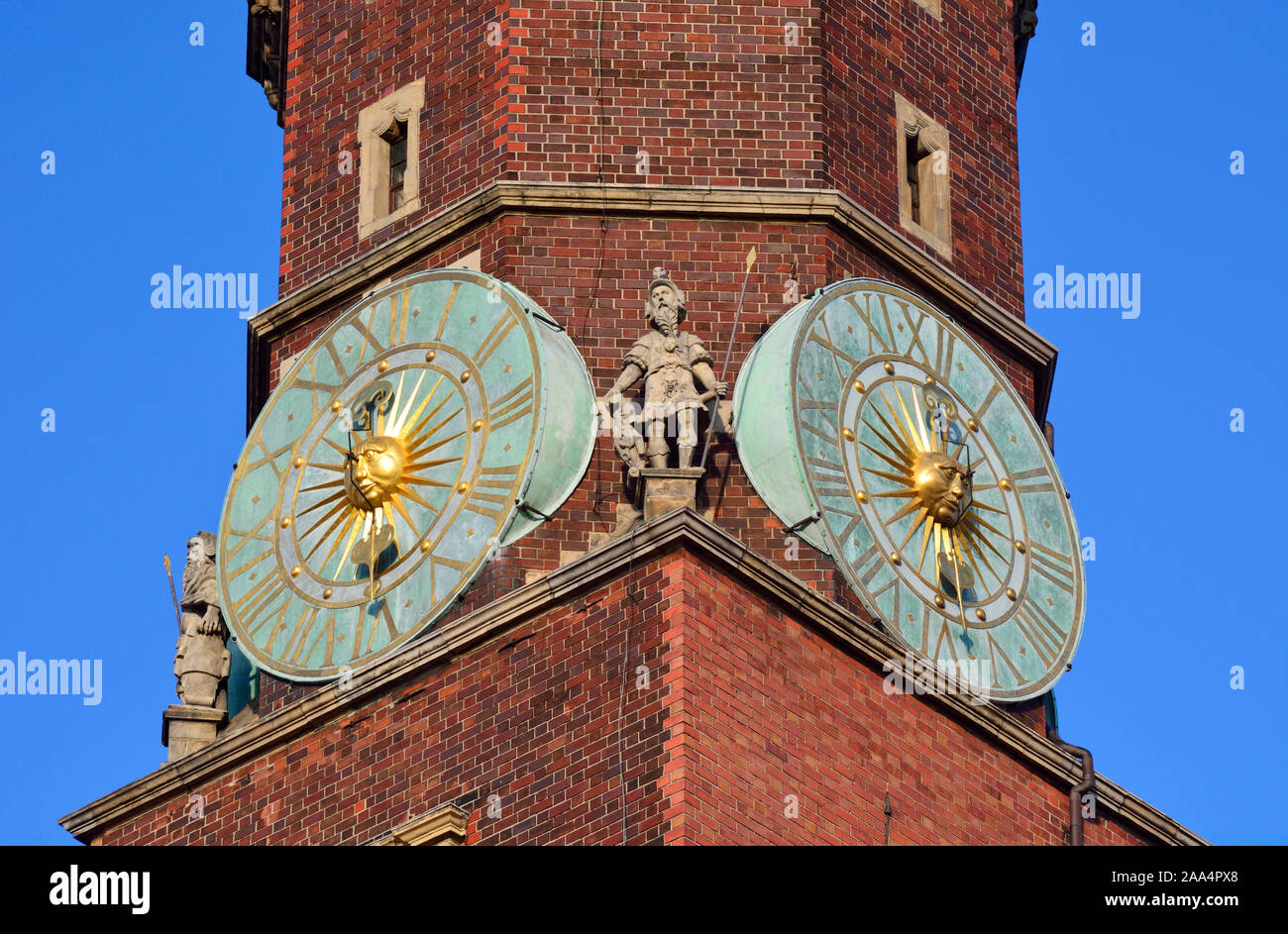 Die Uhr der das gotische Alte Rathaus (Stary Ratusz) am Rynek (Marktplatz). Wroclaw, Polen Stockfoto