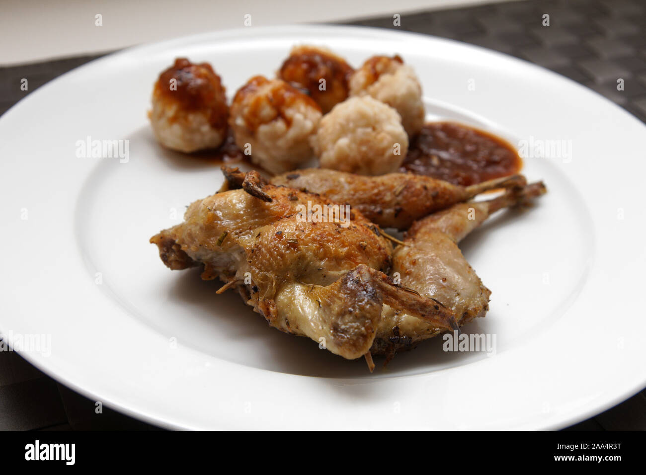 Wachtel mit Semmelknödel Stockfoto
