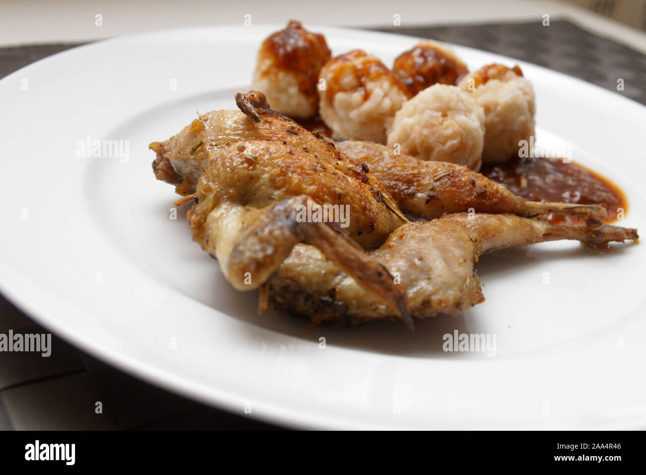 Wachtel mit Semmelknödel Stockfoto