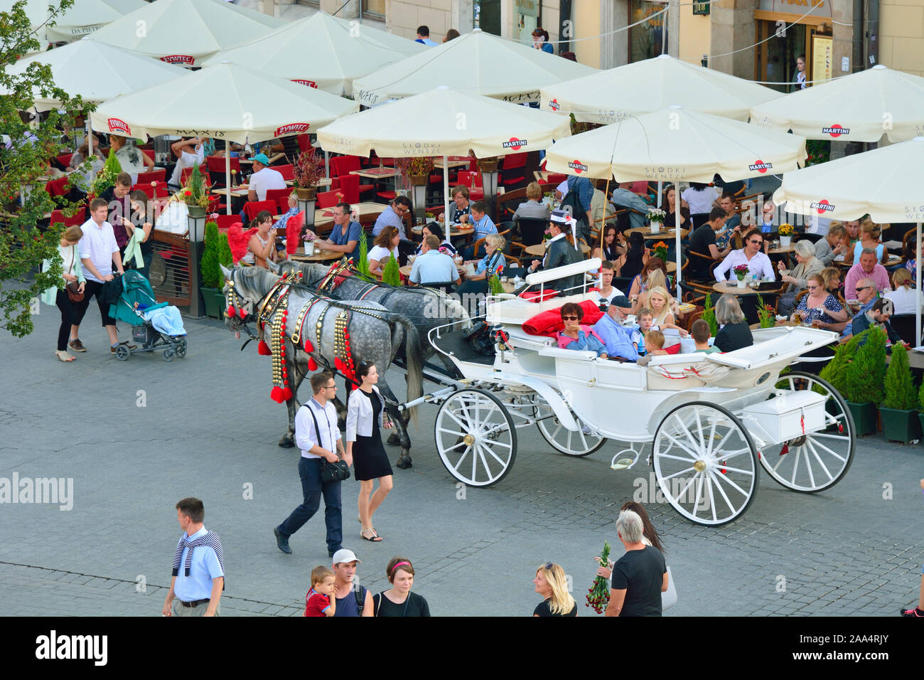 Traditionelle Pferdekutschen auf dem Marktplatz von Krakau. Polen Stockfoto