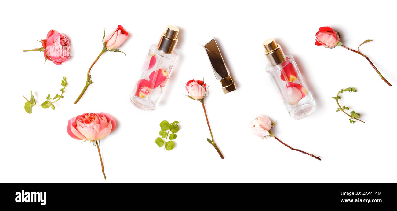 Wesentliche aroma Öl mit Rosen auf Holz- Hintergrund. Schönheit Arbeitsbereich mit Rosen, Kosmetik. Ansicht von oben. Flach home feminine Schreibtisch. Stockfoto