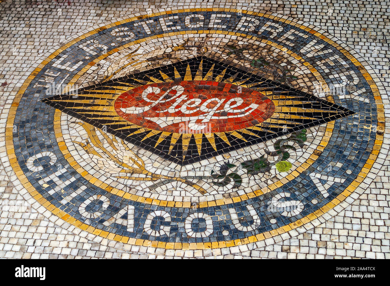 Mosaik Fliesen einer Stege Brauerei gebunden Haus in dem kleinen Dorf Nachbarschaft Stockfoto