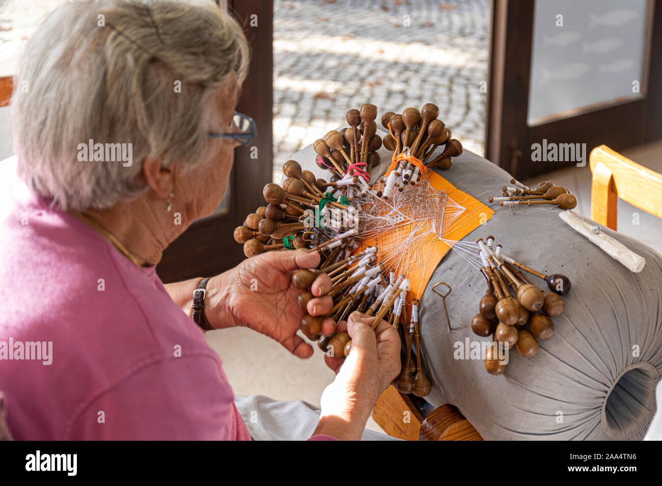 Feier der traditionellen Kunst der Spitzenklöppelei, die jetzt praktizierte Tourismus zu fördern. Peniche, Portugal Stockfoto