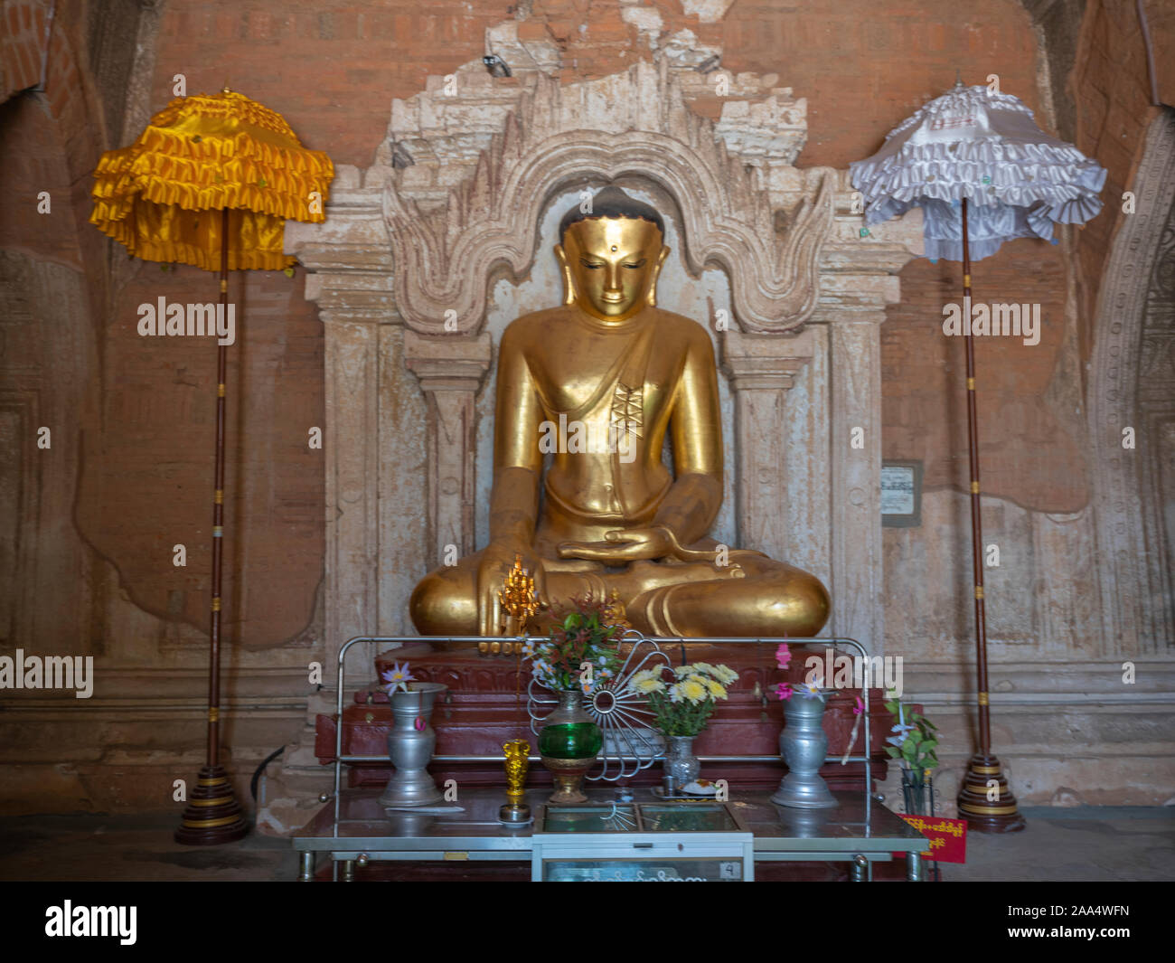 Eine von vier vergoldeten Buddha Statuen mit Sonnenschirmen gefunden in der Htilominlo Tempel von Bagan (ehemals Heidnischen), Myanmar (Birma) Stockfoto