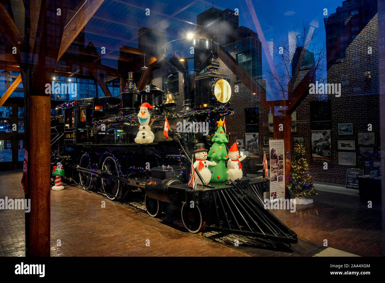 C.P.R-Lok 374, Weihnachten, Polar Express, Ringlokschuppen, Yaletown, Vancouver, British Columbia, Kanada. Stockfoto