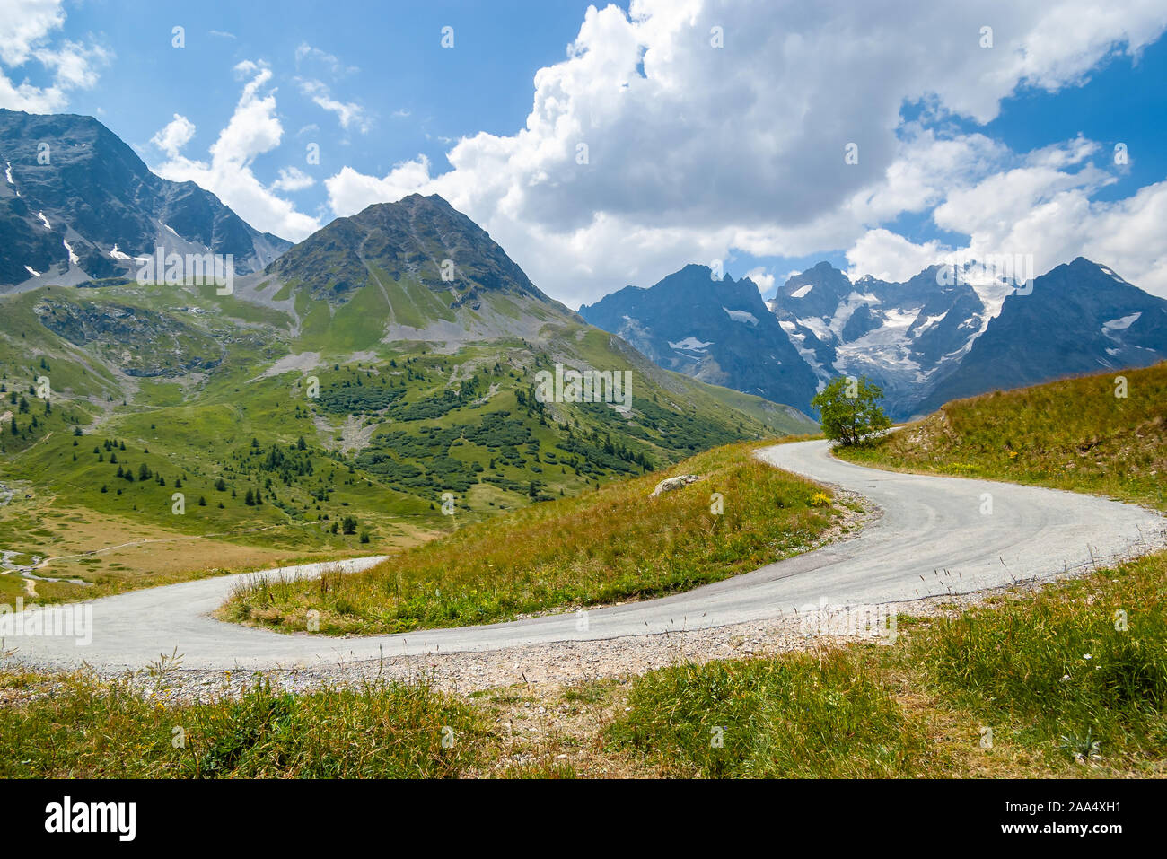 Blick von der Kurve der Straße. Berg La Meije und Gletscher im Nationalpark Ecrins, alpine Pass Col du Lautaret, Hautes Alpes, Alpen Französisch, Stockfoto