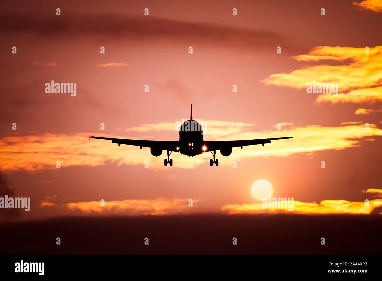 Ein Flugzeug in der Luft, bei Sonnenuntergang Stockfoto