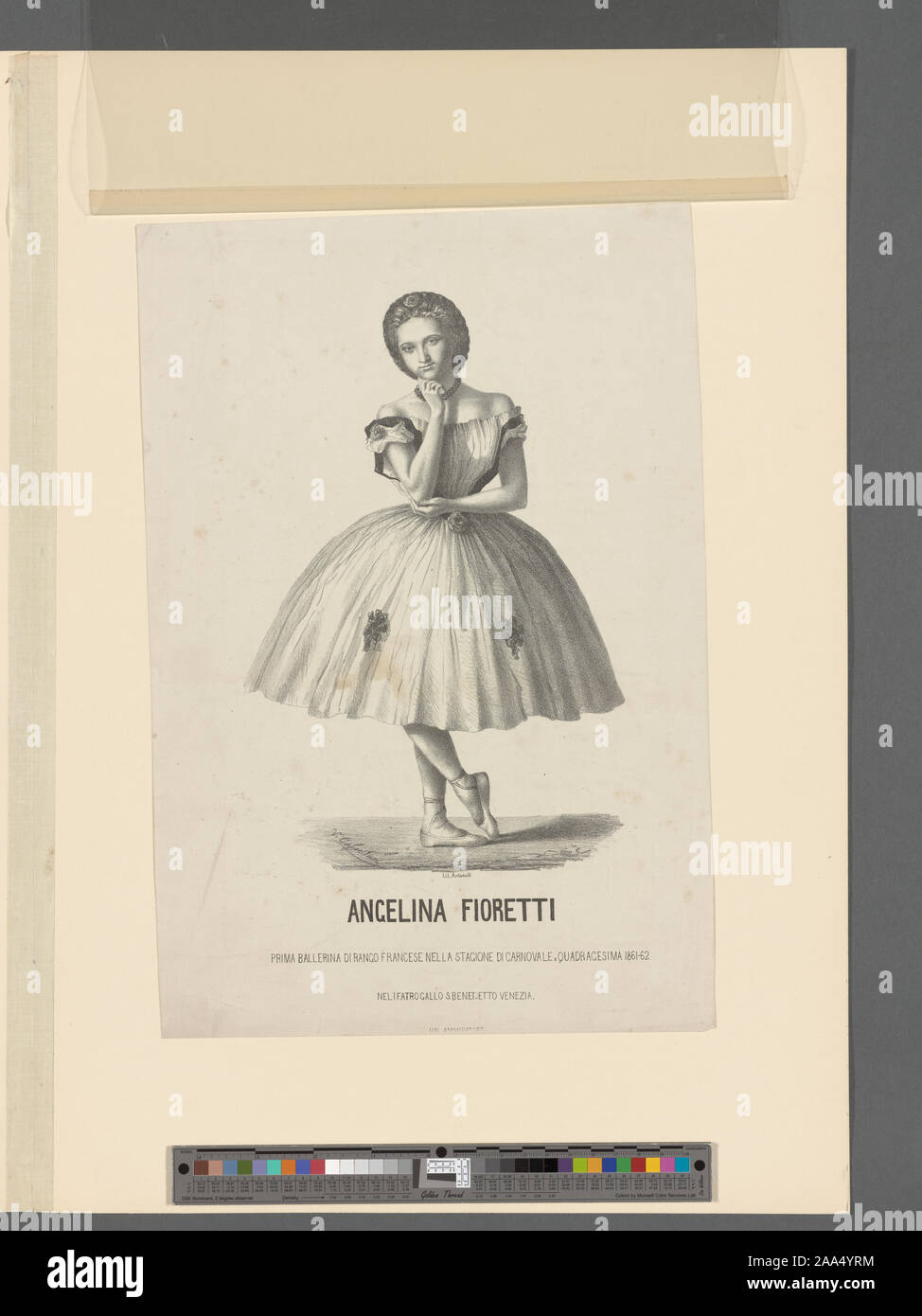 Nach vorne, front, stehend auf Linker Fuß, rechter Fuß hinüber nach links, rechts, links, zum Kinn gehalten unterstützt.; Angelina Fioretti, prima Ballerina di Rango francese nella Stagione di carnovale e quadragesima 1861-62 nel Teatro Gallo S. Benedetto, Venezia. Stockfoto