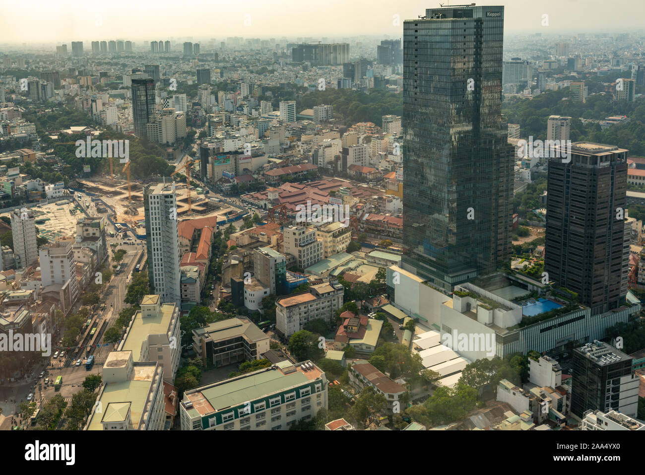 Ho Chi Minh City, Vietnam - 12. März 2019: Straße der Innenstadt Landschaft. Red Roof gering, Ben Tanh Markt unter hohen Gebäuden der umfassenderen cityscap Stockfoto