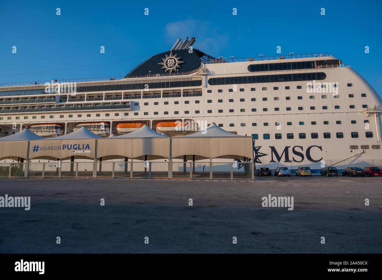 Kreuzfahrtschiff MSC Lirica angedockt im Hafen von Puglia Stockfoto