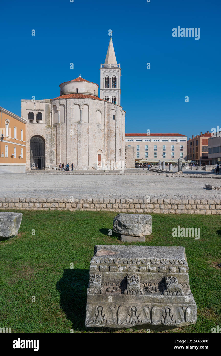 Kirche von St. Donatus von den römischen Ruinen in Zadar, Kroatien gesehen Stockfoto