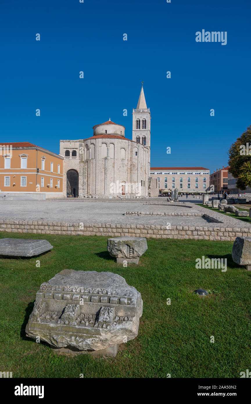 Kirche von St. Donatus von den römischen Ruinen in Zadar, Kroatien gesehen Stockfoto