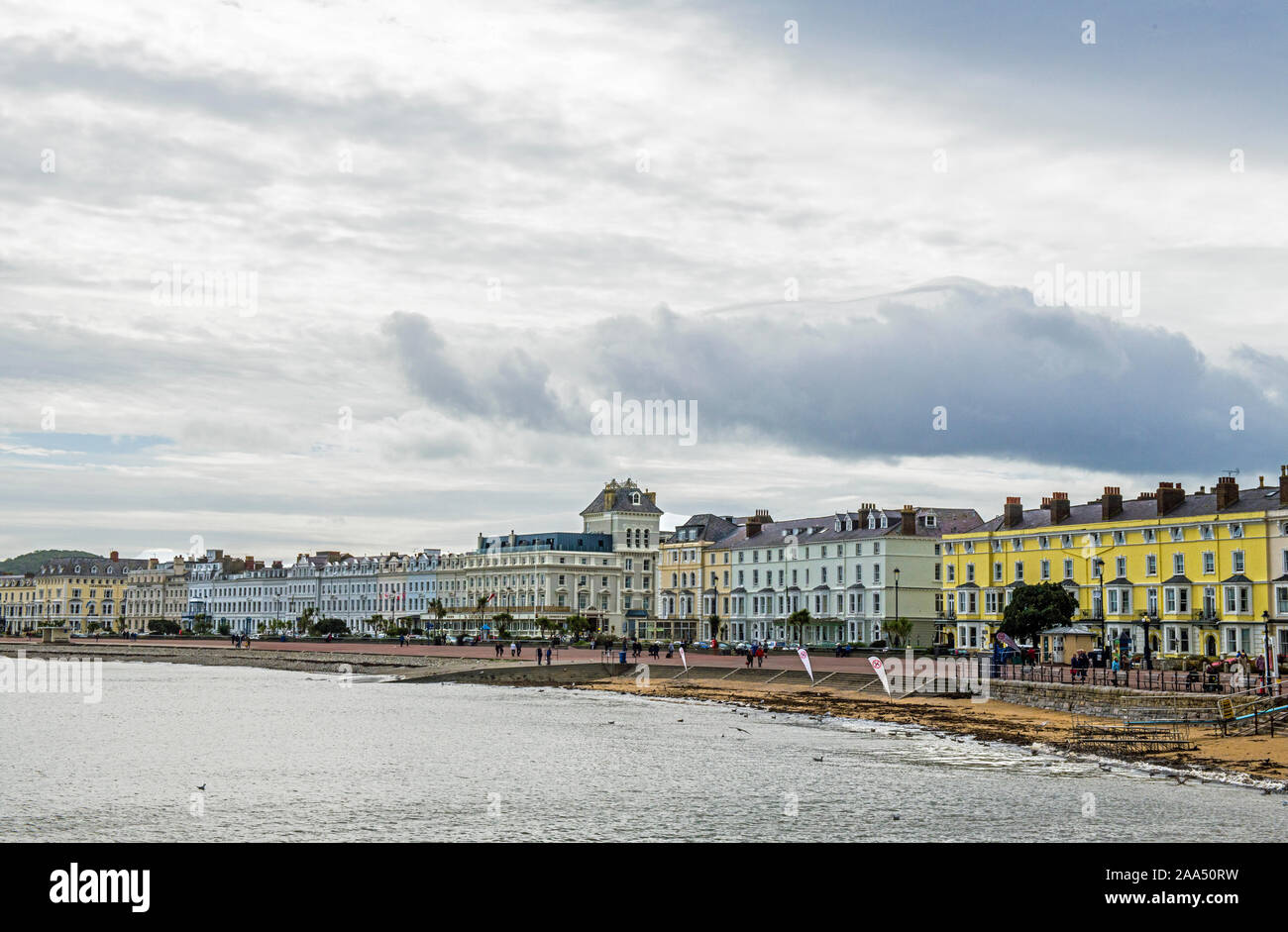 Llandudno Sea Front Conwy County North Wales UK zeigt seine berühmte Unterkunft mit Meerblick und langen Sandstränden. Stockfoto