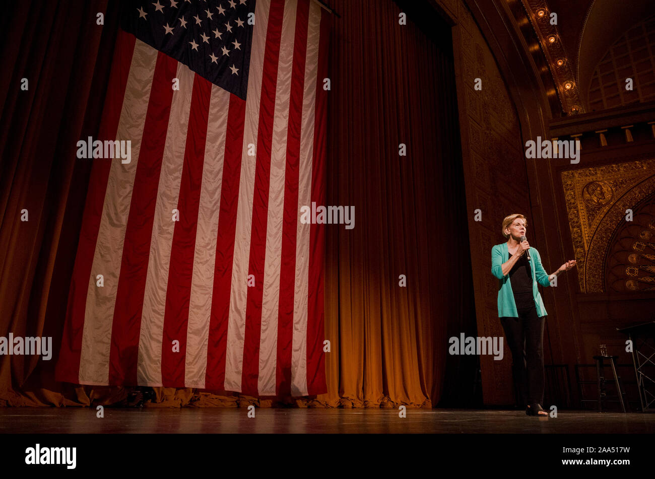 Der Präsidentschaftskandidat der Demokratischen Partei Elizabeth Warren liefert Ihr stumpfrede zu einem vollen Auditorium Theater in Chicago, Illinois, USA vom 29. Juni 2019 Stockfoto