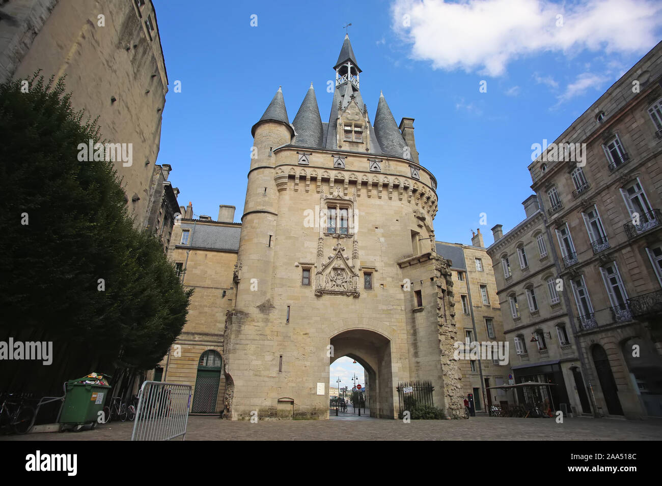 Die Tür oder Tor Porte Cailhau ist wunderschön gotischen Architektur aus dem 15. Jahrhundert. Es ist eine defensive Tor und Triumphbogen. Bordeaux, Franc Stockfoto