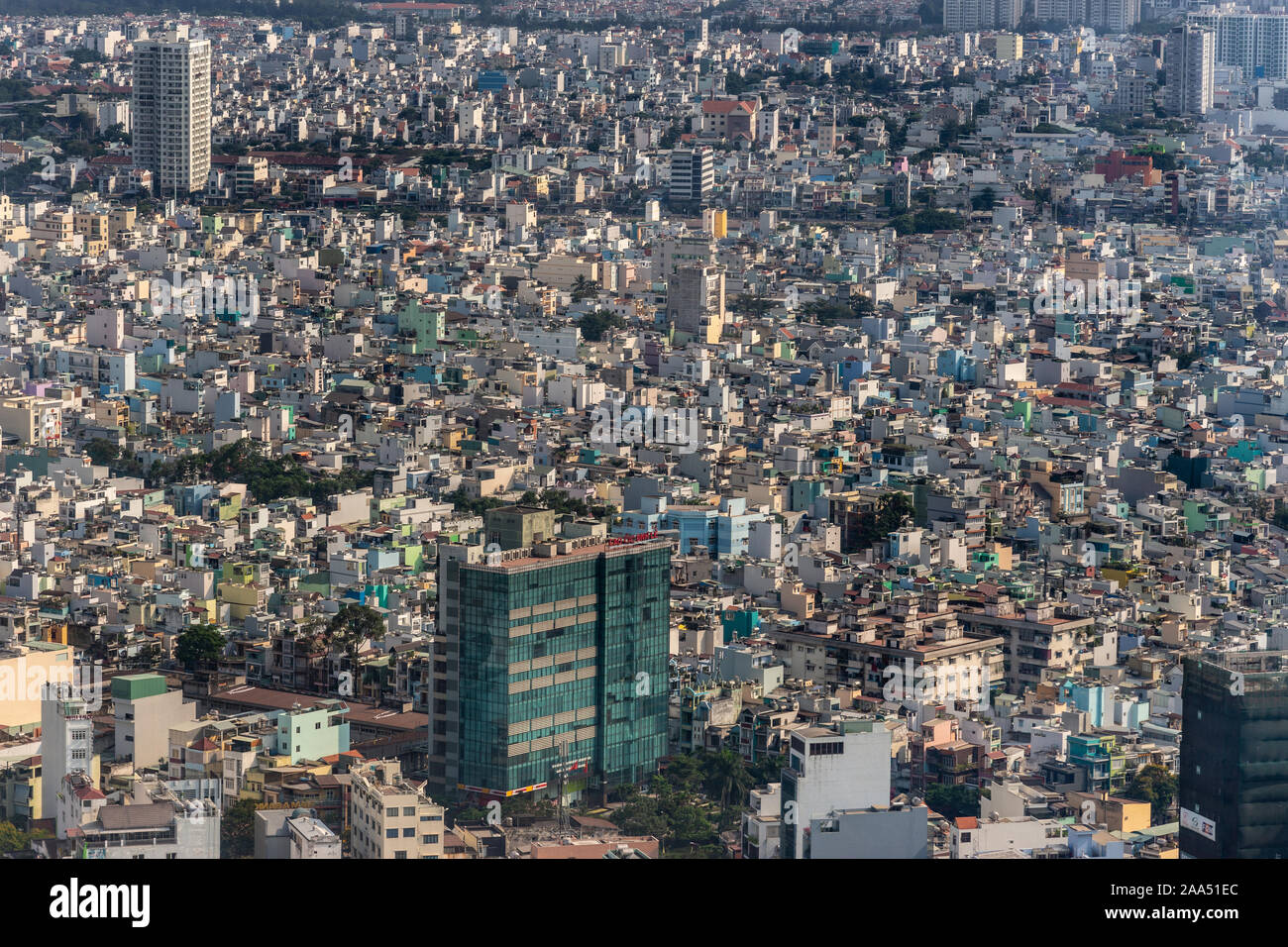 Ho Chi Minh City, Vietnam - 12. März 2019: Innenstadt. Dinh Le Green hohes Gebäude in einem Meer der unteren mittleren Gehäuse, einem Dschungel aus Beton. Foto gefüllt wit Stockfoto