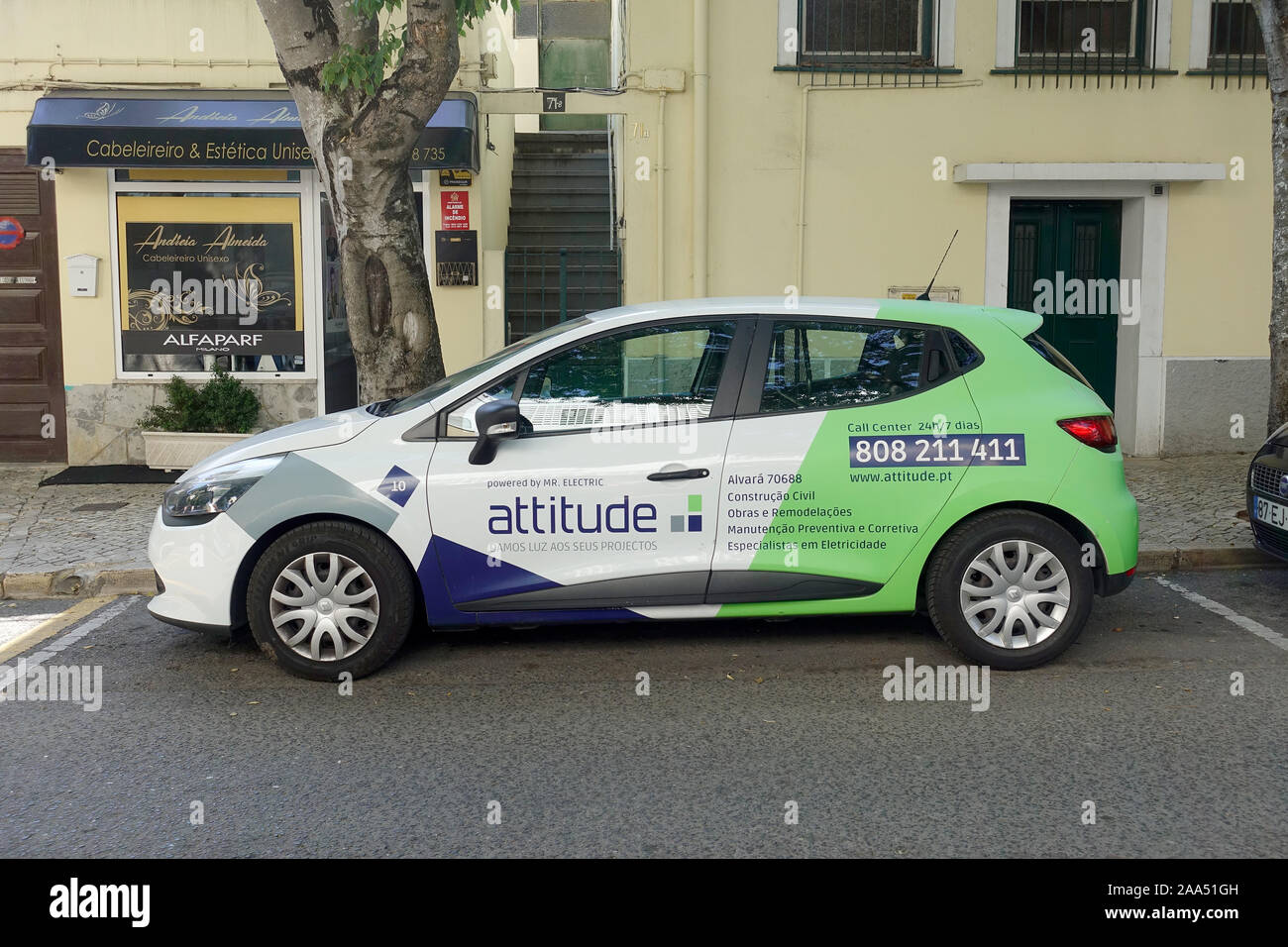 Renault Clio Auto mit der Haltung SA GRUPPE Branding Immobilien Service Unternehmen In Portugal Stockfoto