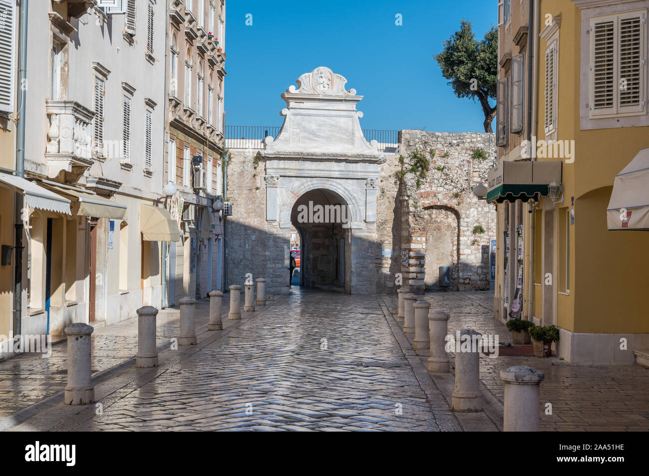 Old Stone Street in die Sea Gate in Zadar, Kroatien führenden Stockfoto