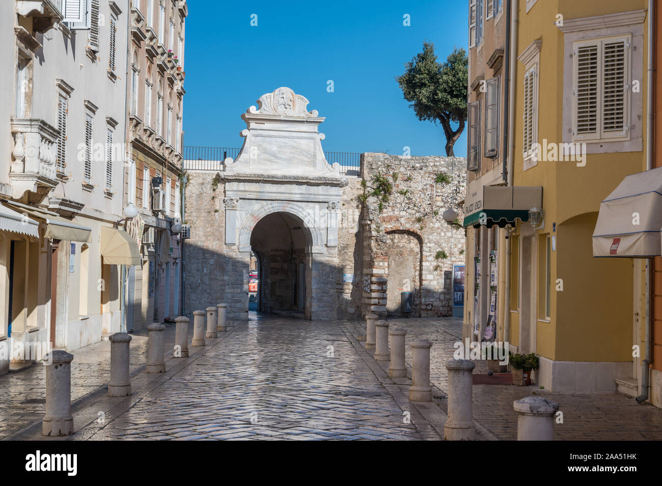Old Stone Street in die Sea Gate in Zadar, Kroatien führenden Stockfoto