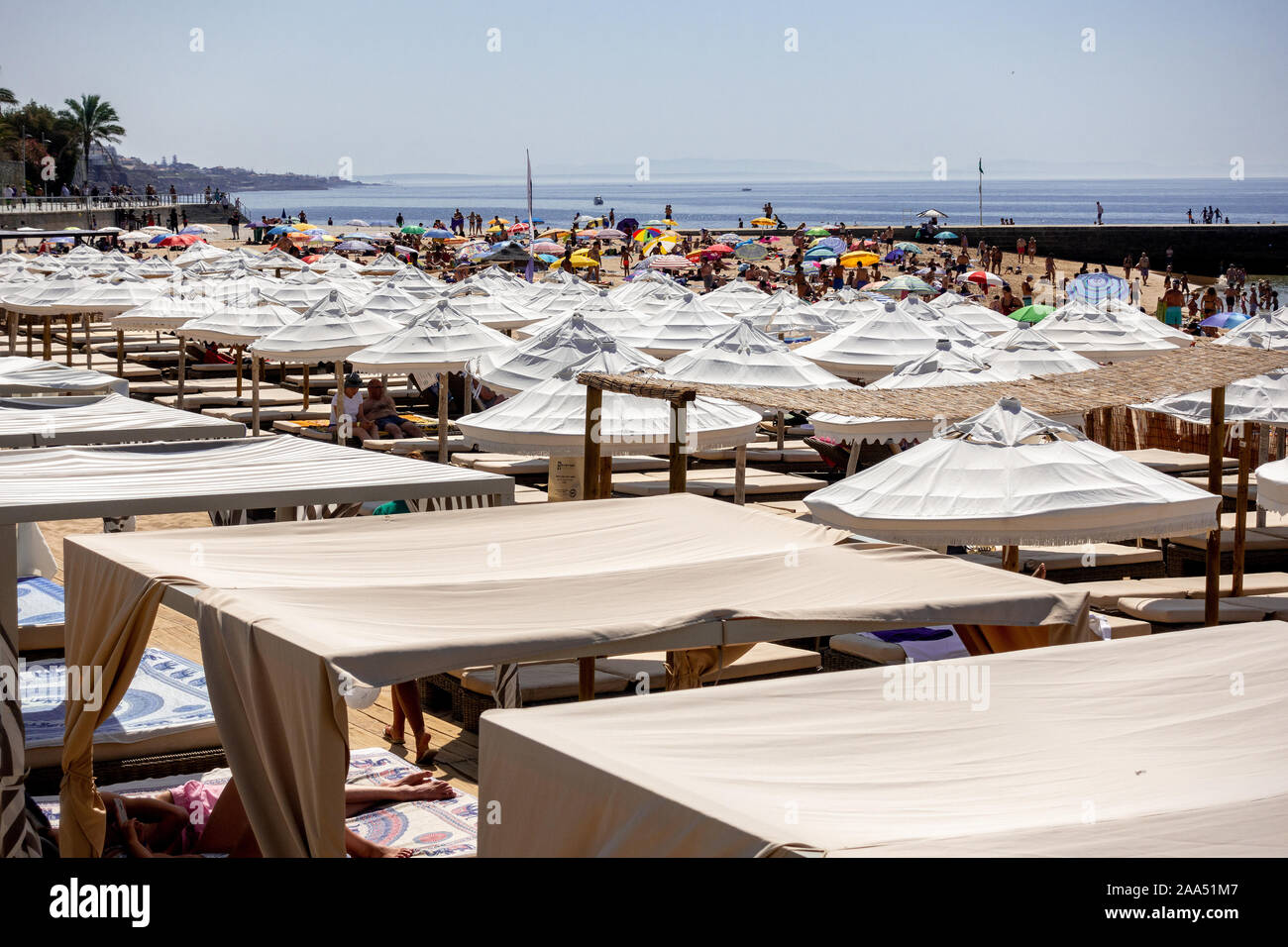 Private Beach Club am Strand von Tamariz Praia de Tamariz mit Mietwagen Cabanas in Estoril Portugal Stockfoto