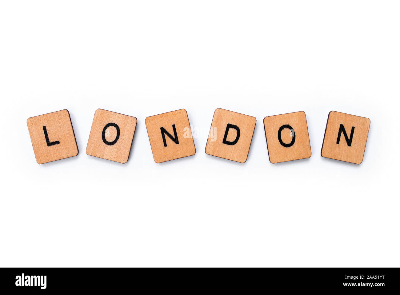 Das Wort LONDON, Dinkel mit hölzernen Buchstabensteine über einem weißen Hintergrund. Stockfoto