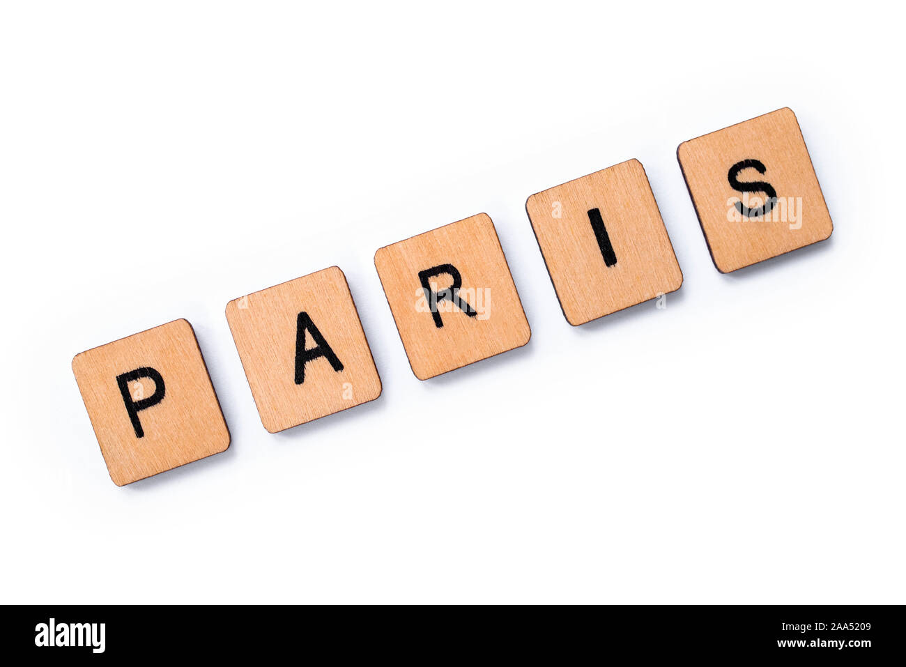 Das Wort PARIS, Dinkel mit hölzernen Buchstabensteine über einem weißen Hintergrund. Stockfoto