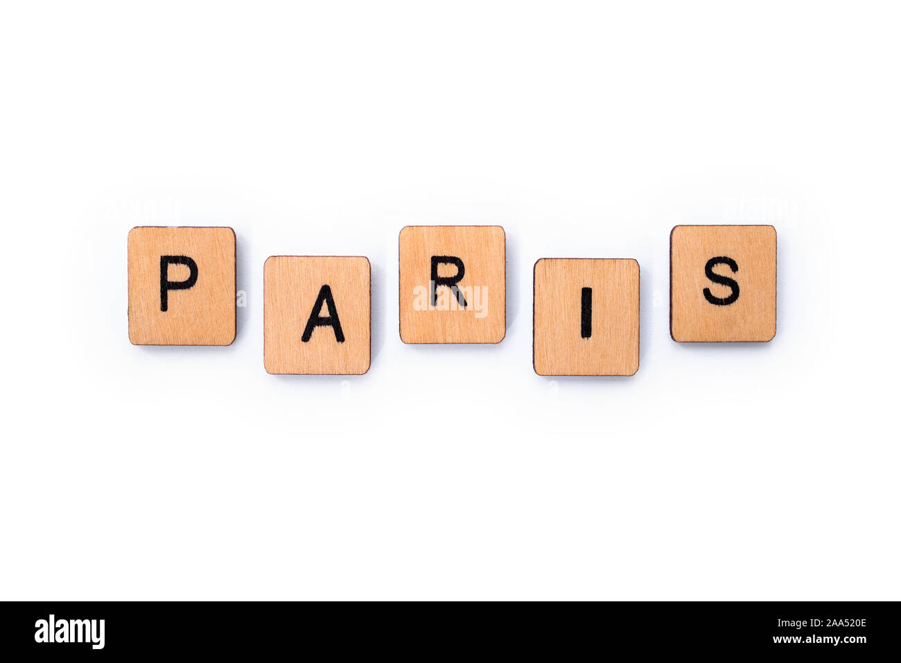 Das Wort PARIS, Dinkel mit hölzernen Buchstabensteine über einem weißen Hintergrund. Stockfoto
