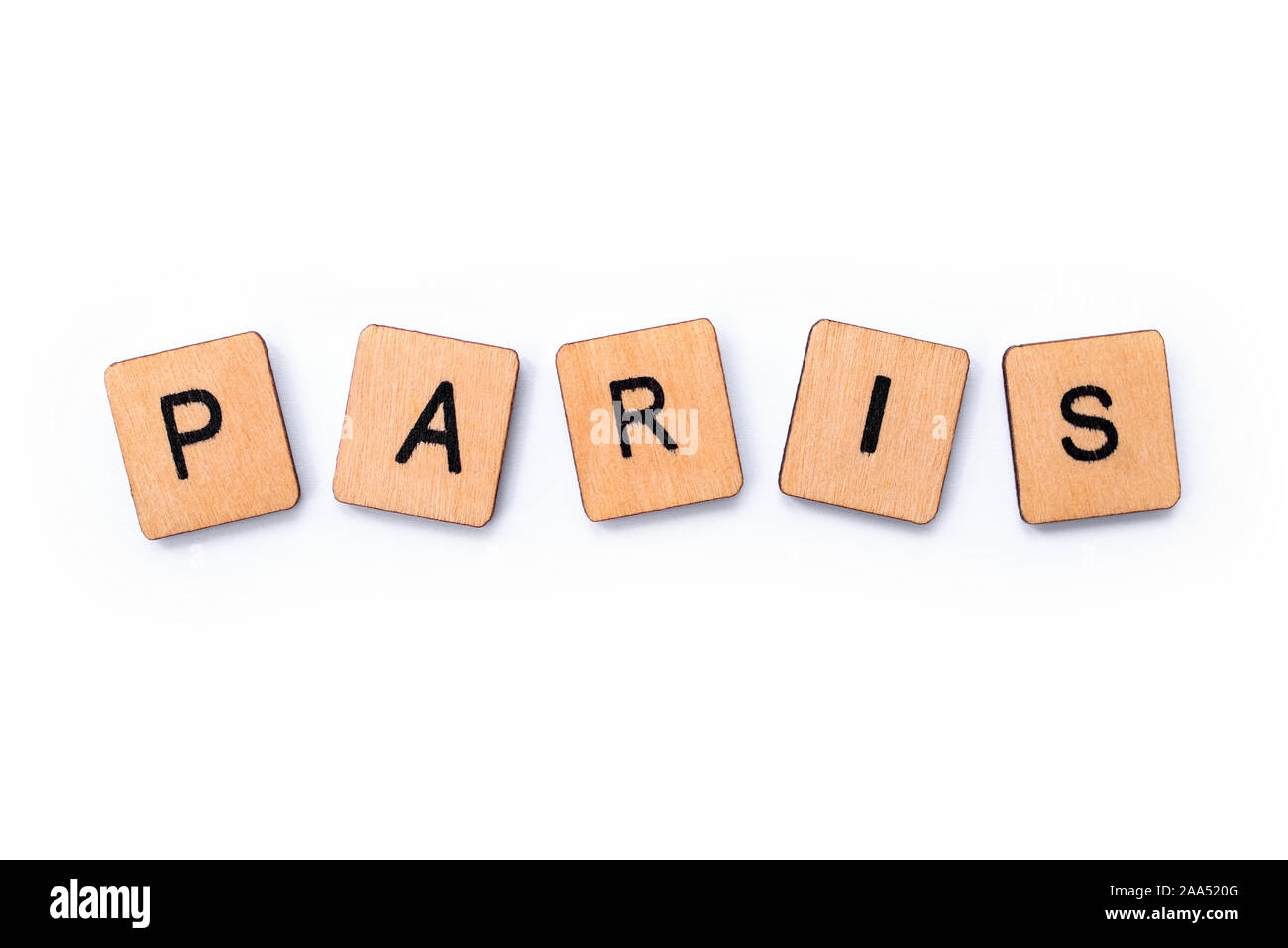 Das Wort PARIS, Dinkel mit hölzernen Buchstabensteine über einem weißen Hintergrund. Stockfoto