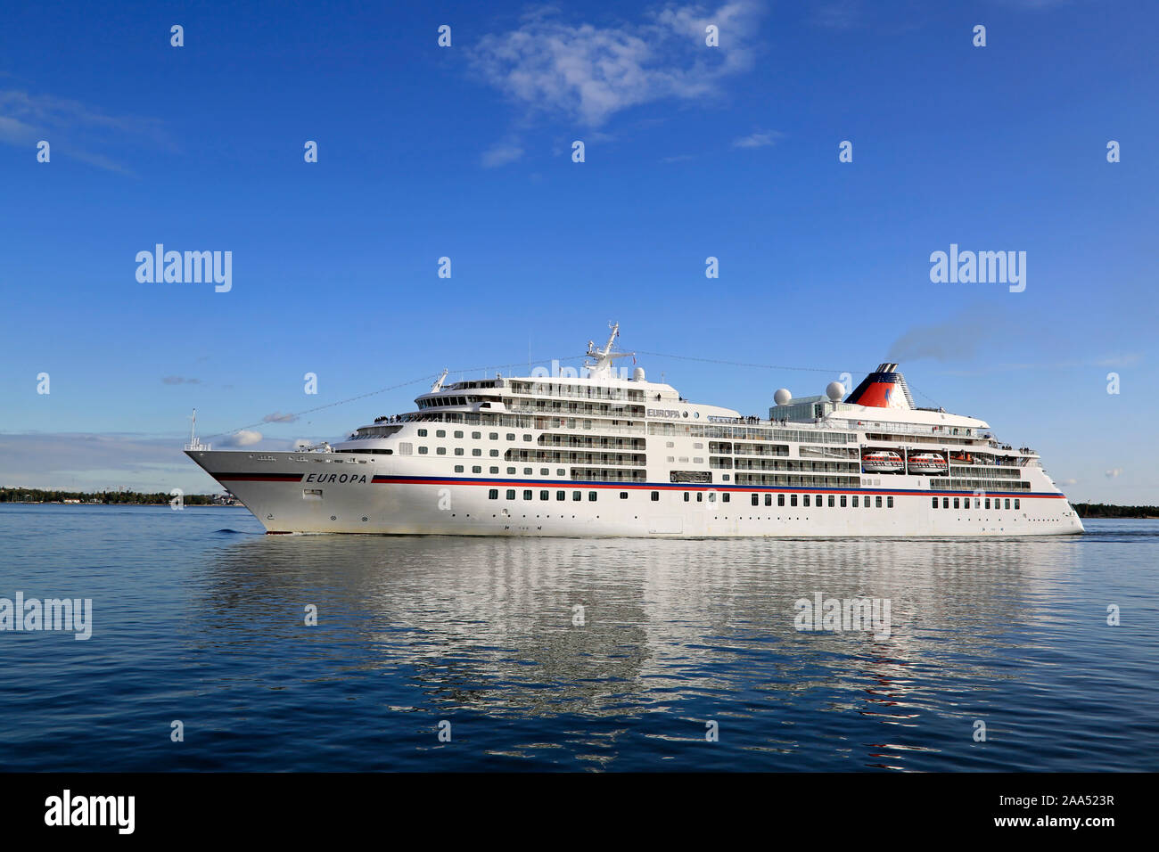 Hapag-Lloyd Europa Luxus eines Kreuzfahrtschiffes Segeln am blauen Meer an einem schönen Tag im September bei der Ankunft in Helsinki, Finnland. September 24, 2019. Stockfoto