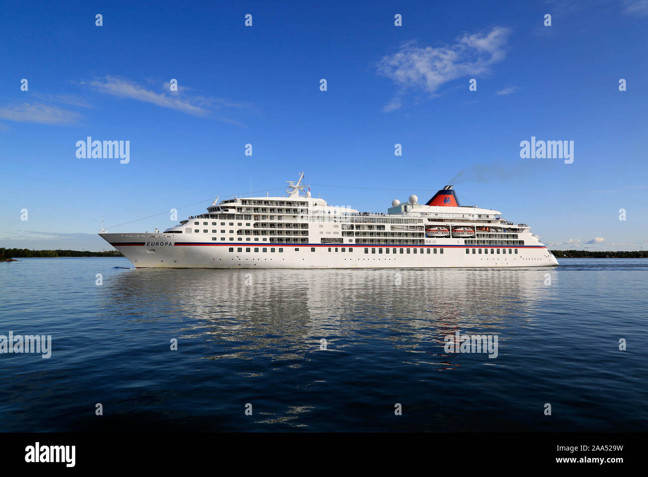 Hapag-Lloyd Europa Luxus eines Kreuzfahrtschiffes Segeln am blauen Meer an einem schönen Tag im September bei der Ankunft in Helsinki, Finnland. September 24, 2019. Stockfoto