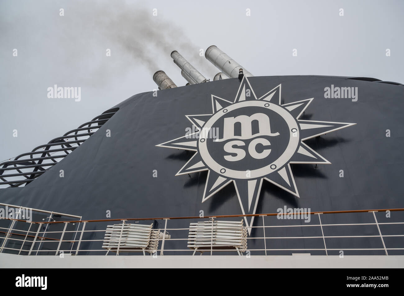 MSC-Logo auf die Schornsteine der MSC Lirica Kreuzfahrtschiff Stockfoto