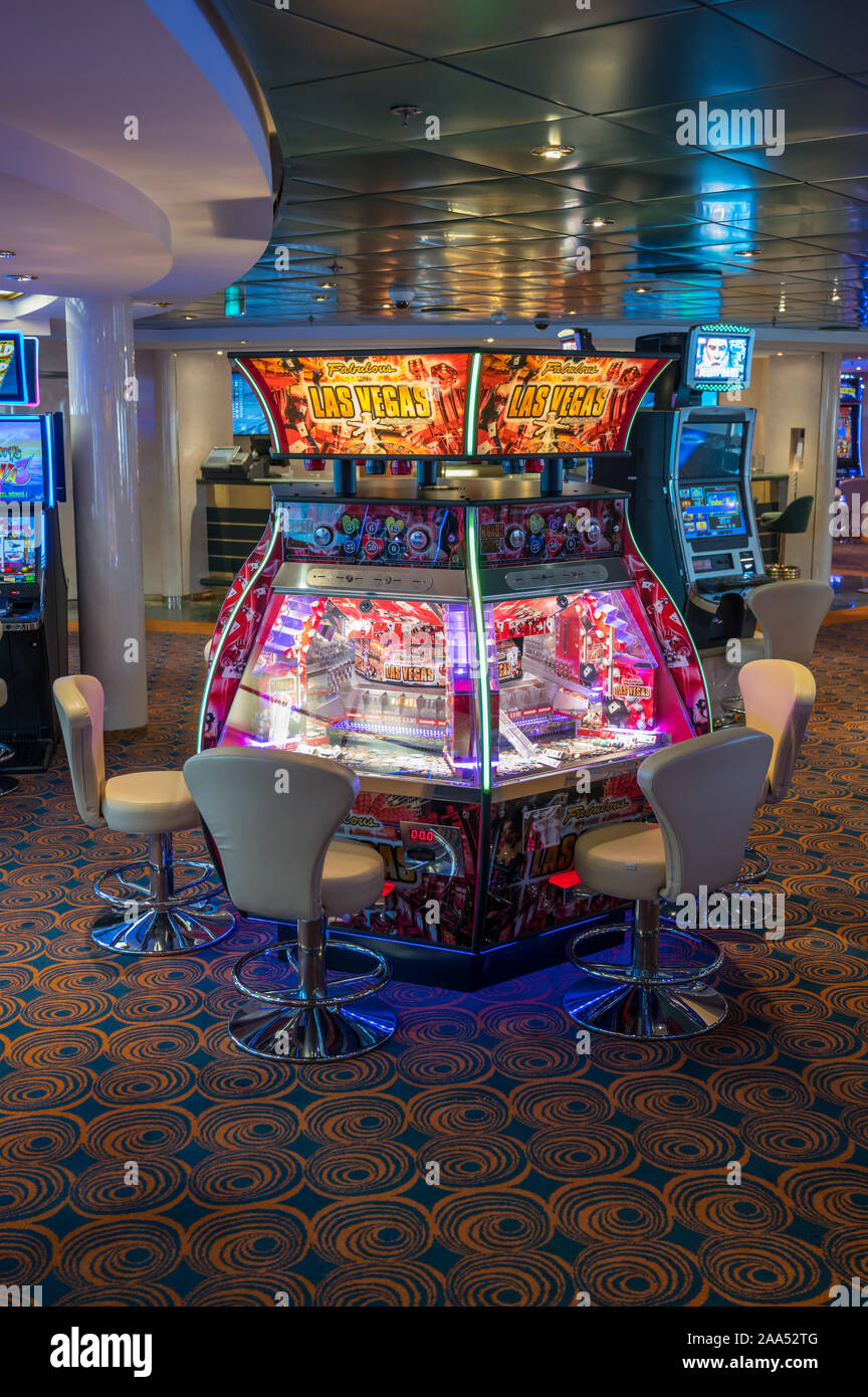 Münzautomaten im Casino an Bord der Kreuzfahrtschiff MSC Lirica Stockfoto
