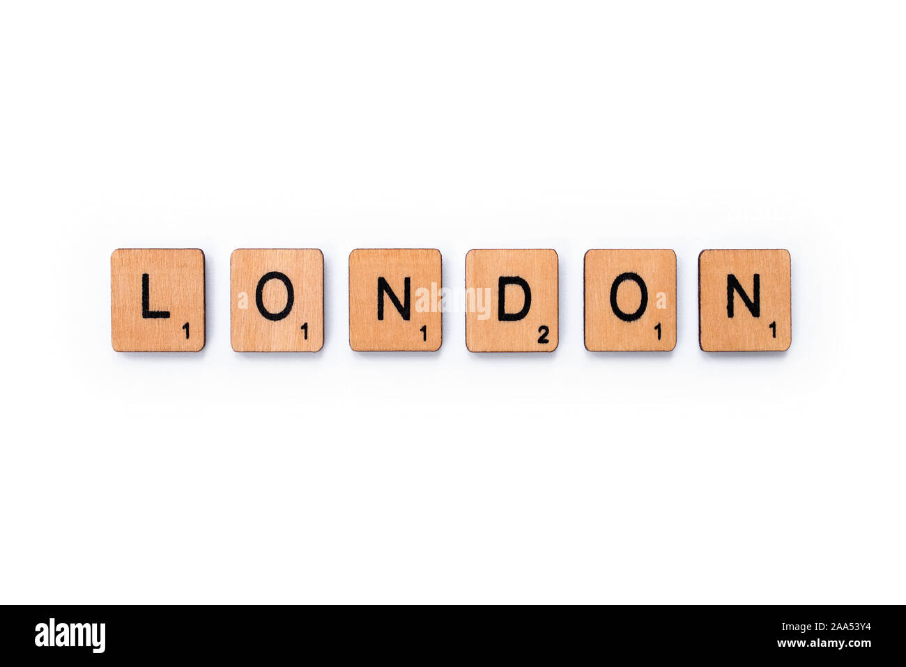 London, UK, 13. Juni 2019: Das Wort LONDON, Dinkel mit hölzernen Buchstabensteine über einem weißen Hintergrund. Stockfoto