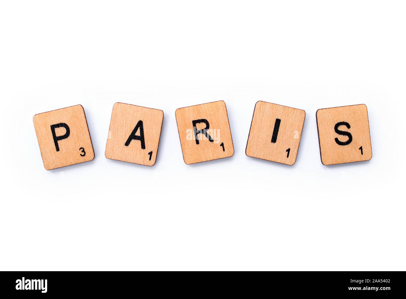 London, UK, 13. Juni 2019: Das Wort PARIS, Dinkel mit hölzernen Buchstabensteine über einem weißen Hintergrund. Stockfoto