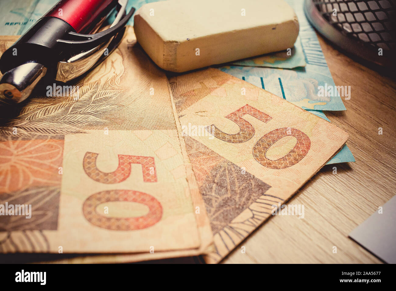 Brasilianische Währung. Geld wechsel auf eine hölzerne Möbel. Stockfoto